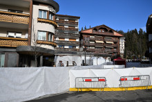 L'entrée du bar Le Constellation le 2 janvier 2026, après un incendie meurtrier qui s'est déclaré au petit matin du jour de l'An à Crans-Montana.
