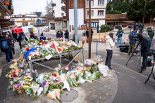 Des personnes en deuil se rassemblent près du lieu où un incendie a ravagé un bar pendant les célébrations du Nouvel An dans la station de ski alpine de Crans-Montana en Suisse, le 2 janvier 2026.