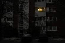 Un immeuble d'habitation privé d'électricité à Berlin le 4 janvier 2026