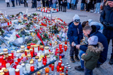 Des personnes se rassemblent pour rendre hommage aux victimes de l'incendie qui a ravagé le bar Constellation dans la station de ski alpine de luxe de Crans-Montana le soir du Nouvel An, le 4 janvier 2026.