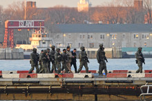 Le président vénézuélien Nicolas Maduro et son épouse, Cilia Flores, capturés, sont arrivés à l'héliport de Wall Street à Manhattan sous forte escorte