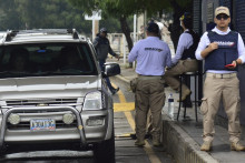 Des agents des services d'immigration contrôlent les voitures qui traversent la frontière entre la Colombie et le Venezuela à Cucuta, en Colombie, le 5 janvier 2026.