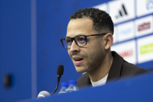 Liam Rosenior lors d'une conférence de presse à Strasbourg pour annoncer son départ à Chelsea, le 6 janvier 2026.
