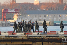 Le président vénézuélien Nicolas Maduro et son épouse, Cilia Flores, capturés, sont arrivés à l'héliport de Wall Street à Manhattan sous forte escorte