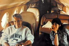 Photo publiée par le département de la justice des Etats-Unis montrant Jeffrey Epstein et son épouse Ghislaine Maxwell dans un jet privé