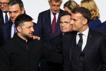 Le président ukrainien Volodymyr Zelensky, le président français Emmanuel Macron et le Premier ministre britannique Keir Starmer posent pour une photo de famille au palais de l'Élysée à Paris, le 6 janvier 2026