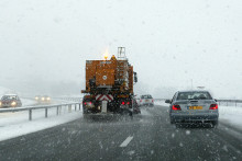 Une saleuse en action, le 01 janvier 2004 sur l'A75 près de Clermont-Ferrand