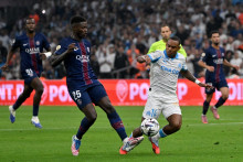 Nuno Mendes (PSG) au duel avec Igor Paixao (OM) lors du dernier Classique en Ligue 1, le 22 septembre 2025.