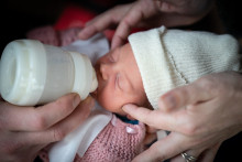 Un parent nourrit son nouveau-né, en 2021.