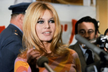 Brigitte Bardot en décembre 1965 lors d'une conférence de presse à Los Angeles pour le film "Viva Maria"