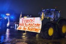 Des agriculteurs devant l'Arc de Triomphe à Paris, le 8 janvier 2026.