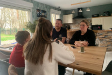 Maya et ses parents, François et Alexandra