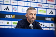 Le nouveau coach du RC Strasbourg, Gary O'Neil, a été officiellement présenté à la presse mercredi 7 janvier 2026