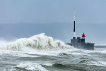 D'importantes vagues observées au Havre (Seine-Maritime) lors d'une journée de tempête, en décembre 2024.