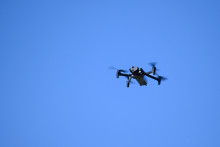 Des drones militaires ont survolé la Seine dans le cadre de l'opération Sentinelle, renforcée en vue des JO 2024.