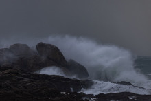La tempête Goretti, qualifiée de bombe météorologique, balaye la Bretagne à Penmarch, le 8 janvier 2026.