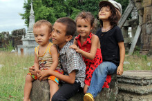 Photographie des quatre enfants de Laurent Vallier au Cambodge