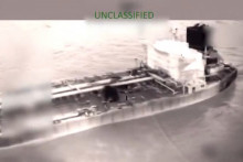 Cette image, extraite d’une vidéo publiée par la secrétaire américaine à la Sécurité intérieure, montre ce qu’elle affirme être l’arraisonnement du pétrolier Olina dans les eaux internationales des Caraïbes.