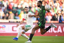 L'attaquant algérien n°7 Riyad Mahrez et le défenseur nigérian n°06 Semi Ajayi s'affrontent lors du match de quart de finale de la Coupe d'Afrique des nations (CAN) entre l'Algérie et le Nigeria au Grand stade de Marrakech, le 10 janvier 2026.