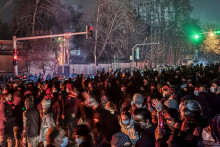 Des Iraniens se rassemblent tout en bloquant une rue lors d'une manifestation à Téhéran, en Iran, le 9 janvier 2026.