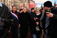 ean-Luc Mélenchon, leader du parti politique LFI, manifeste place Bellecour à Lyon, en France, le 10 janvier 2026, contre l'intervention américaine au Venezuela.