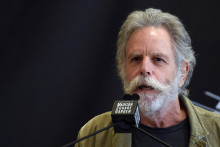 Bob Weir lors de l'intronisation de Grateful Dead au Walk of Fame, en 2015.