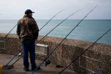 Un pêcheur sur le port de Dieppe photo d'illustration).