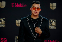 Le chanteur colombien Yeison Jimenez arrive à la 34e édition du « Premio Lo Nuestro » d'Univision à la FTX Arena de Miami, en Floride, le 24 février 2022.