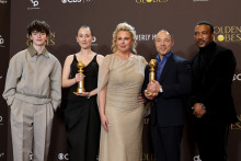 Owen Cooper, Erin Doherty, Hannah Walters, Stephen Graham et Ashley Walters, le casting d'"Adolescence" remporte le prix de la meilleure mini-série, série anthologique ou téléfilm.