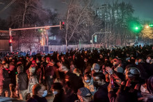 Des Iraniens se rassemblent tout en bloquant une rue lors d'une manifestation à Téhéran, en Iran, le 9 janvier 2026.
