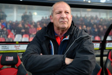 Rolland Courbis sur le banc de Caen, le 4 mai 2019 lors d'un match de Ligue 2 à Guingamp.