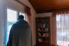 Un homme à sa fenêtre en janvier 2026 à Villiers-sur-Marne (Val-de-Marne)