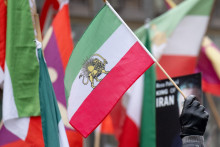 Des manifestants brandissent des drapeaux iraniens de l'époque Pahlavi lors d'une manifestation contre le gouvernement iranien sur la place Stephansplatz à Vienne, en Autriche, le 11 janvier 2026.
