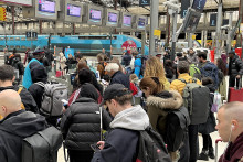 Des passagers attendent leur train alors qu'une grève surprise a été déclenchée, en novembre 2024.