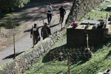 Les enquêteurs de la police judiciaire étaient toujours présents dans le cimetière, ce mardi 13 janvier, où a été abattu Alain Orsani, ce lundi.