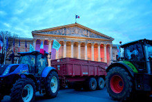 Les agriculteurs de la FNSEA passeront la nuit devant l'Assemblée malgré l'annnonce d'une "loi d'urgence agricole".