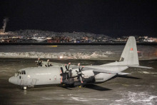 Un Lockheed C-130J Super Hercules de la Force aérienne royale danoise (RDAF) est stationné sur le tarmac de l'aéroport international de Nuuk, au Groenland, le 15 janvier 2026