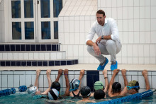 Le champion olympique de natation Alain Bernard donne un cours à des enfants dans une piscine à Paris, le 20 juin 2019.
