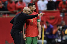 Le sélectionneur du Maroc Walid Regragui avec son capitaine Achraf Hakimi lors du huitième de finale de la CAN contre la Tanzanie, le 4 janvier 2026 à Rabat.