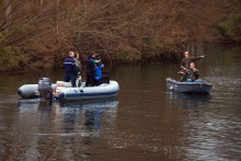 Des gendarmes se renseignent près de pêcheurs lors de recherches menées sur la Charente, le 23 novembre 2011 près de Boutiers-Saint-Trojan, 39 ans après la disparition de la famile Méchinaud