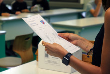 Une élève allemande reçoit son bulletin scolaire en 2021 (image d'illustration).