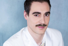 Arnaud Denis, comédien, raconte sur RTL comment sa vie est devenue un cauchemar après une opération.