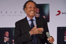 Le chanteur espagnol Julio Iglesias avant une conférence de presse pour promouvoir son nouvel album « Mexico », le 23 septembre 2015.