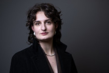 Gabriella Papadakis, danseuse sur glace française à la retraite et championne olympique à Pékin en 2022 avec Guillaume Cizeron, pose lors d'une séance photo à Paris le 15 janvier 2026.