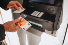 Les tarifs des cartes bancaires augmentent de plus de 2 % "quel que soit le type de carte" en 2026 (image d'illustration).