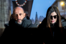 La justice suisse demande une caution de 200.000 francs suisses au gérant du bar pour autoriser sa libération.