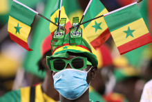 Un supporter avec des drapeaux du Sénégal lors de la CAN, le 30 janvier 2022