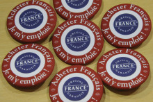 Des pins distribués au salon du Made in France à Paris, le 12 novembre 2017
