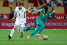 Le Marocain Achraf Hakimi et le Sénégalais Idrissa Gueye au duel lors de la finale de la CAN à Rabat, le 18 janvier 2026.