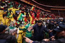 Des supporters du Sénégal ont tenté d'entrer sur la pelouse lors de la finale de la CAN, le 18 janvier 2026 à Rabat.